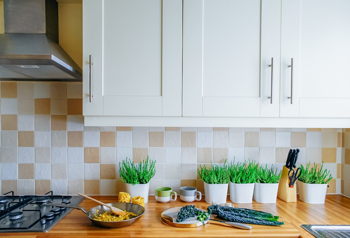 Frühjahrsgemüse wie Spargel und Erbsen